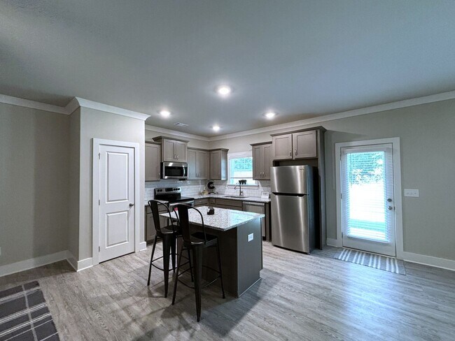 Foto del edificio - Discover your next home in the heart of Cornelia!