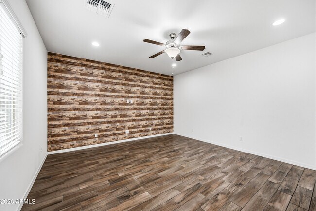 Building Photo - 668 N Sparrow Ct