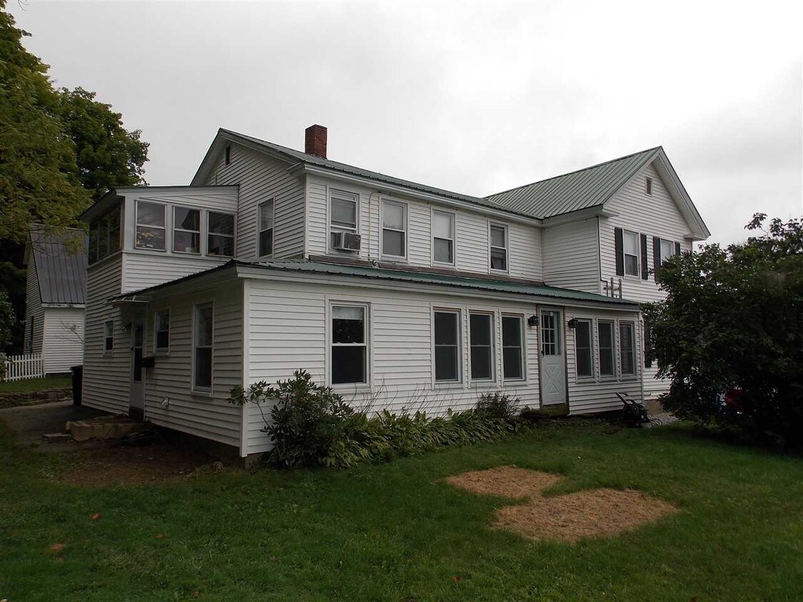 11 Academy St, Tilton, NH 03276 Room for Rent in Tilton, NH