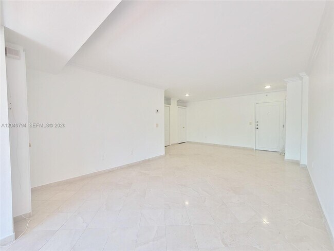 Foto del edificio - 77 Crandon Blvd
