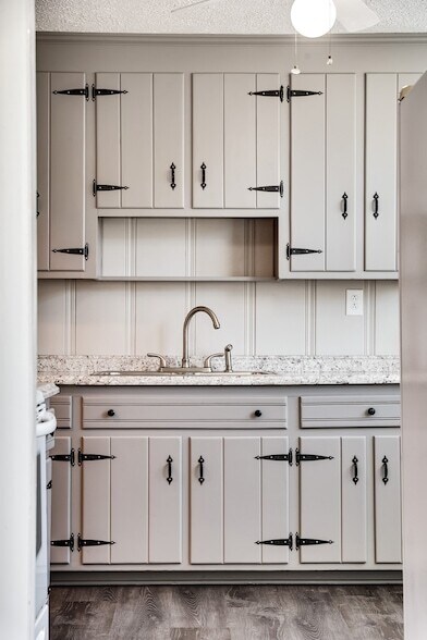 Building Photo - 1010 Carolyn Ave