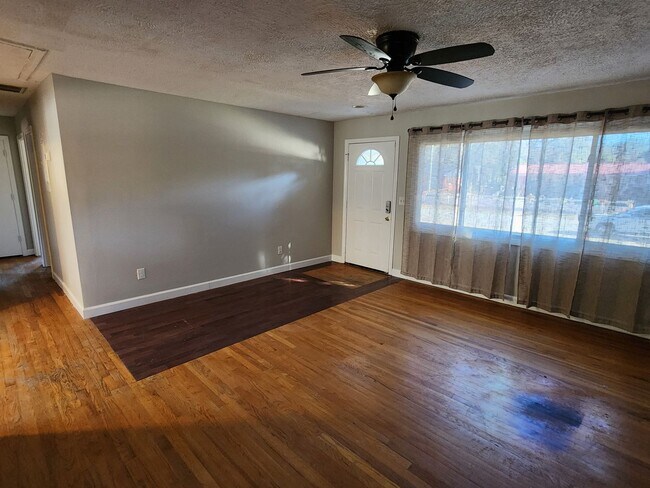 Foto del edificio - Charming 2-bedroom, 1.5-bath home