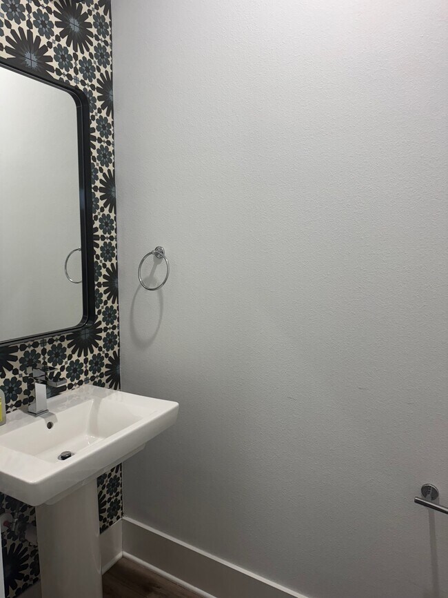 Baño de la planta baja - 3409 Luca St