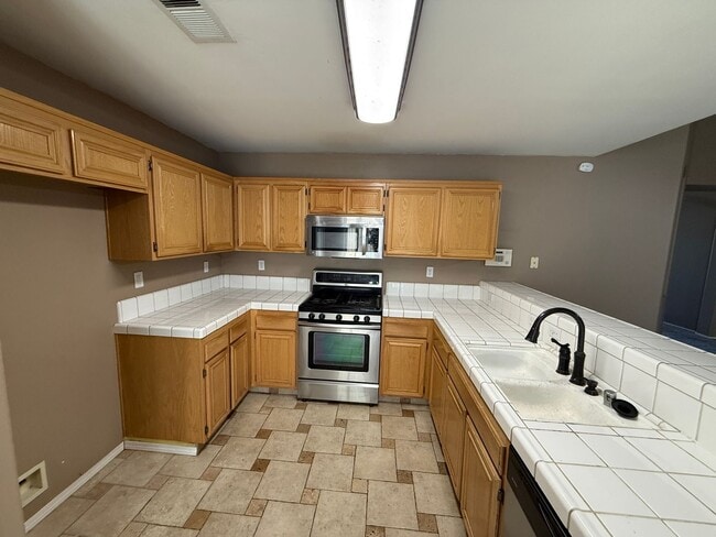 Foto del edificio - Home with a Huge backyard! COMING SOON!!!