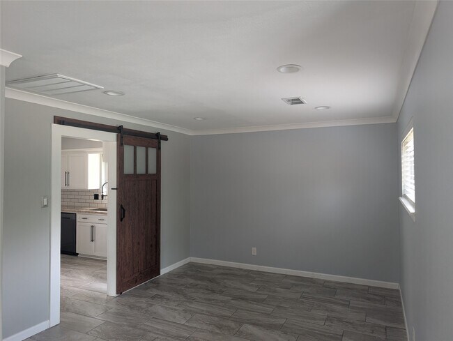 Foto del edificio - 4034 Shady Springs Dr