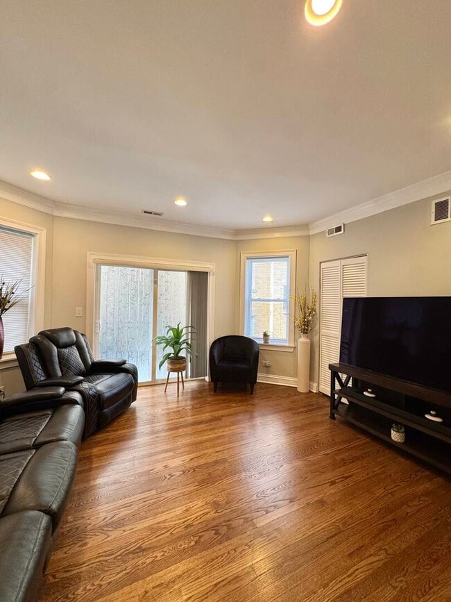 Foto del edificio - 7048 N Damen Ave