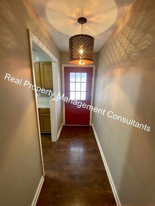 Building Photo - Charming 2-Bedroom, 3-Bathroom Home with F...