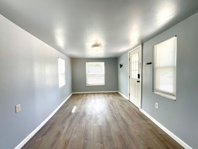 Building Photo - **APPLICATION RECEIVED** ALL BILLS PAID!! 1 Bedroom / 1 Bath Unit Near South Side Lions Park!