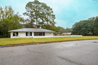 Building Photo - 895 Greg Dr