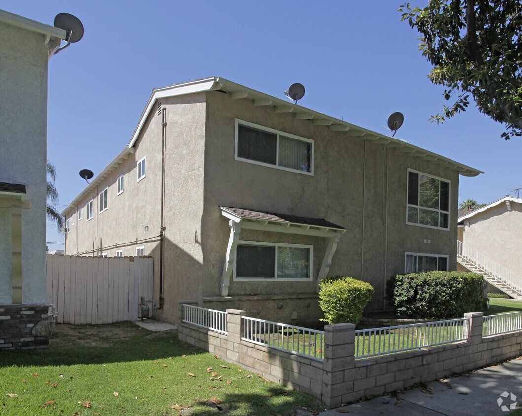 Building Photo - 2320 E Santa Fe Ave