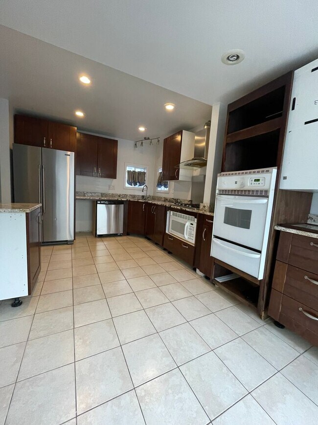 Foto del edificio - Bright, Spacious Single Family in Central Lowell, 4/5 Bedrooms, Off-street parking