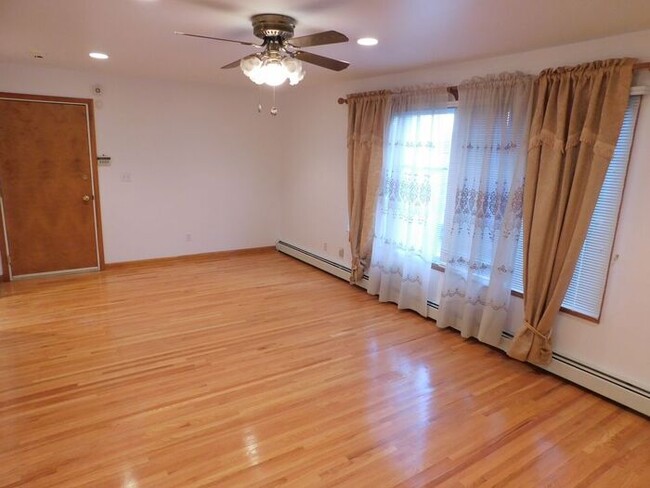 Building Photo - 1st Floor Lyndhurst Apartment - 3 Bdrm