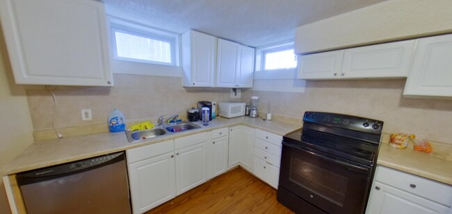 Foto del edificio - 3D Tour Available - Huge House + Pet Frien...