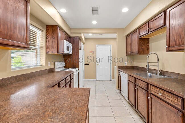 Building Photo - 302 E Weldon Ave