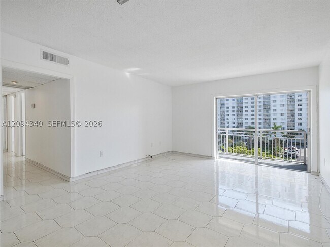 Building Photo - 400 Kings Point Dr