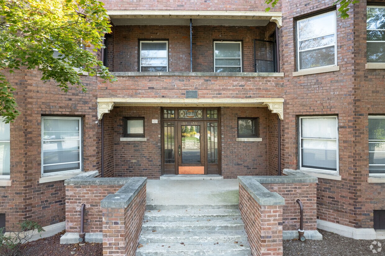 Entrada - 1703-13 Ridge Ave.