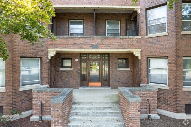 Entrada - 1703-13 Ridge Ave.