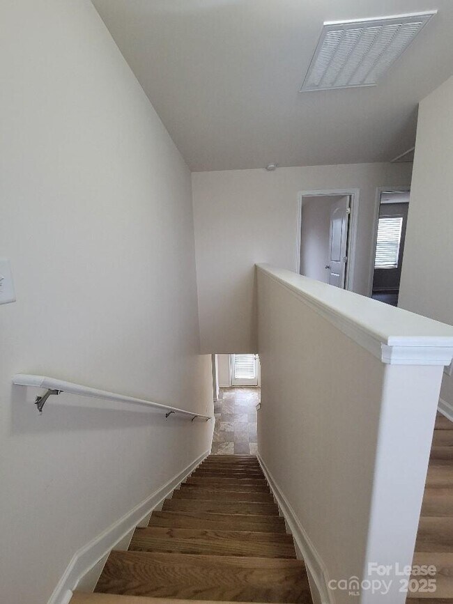 Foto del edificio - 5823 Hewitt Dr