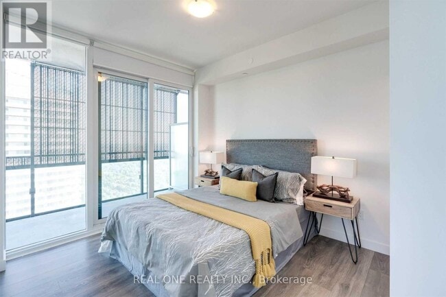 Photo du bâtiment - 8 Eglinton Ave E