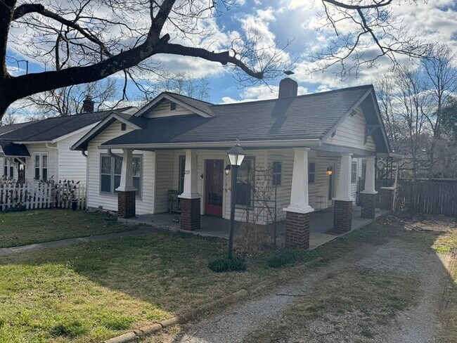 Foto del edificio - 219 Chapel Ave