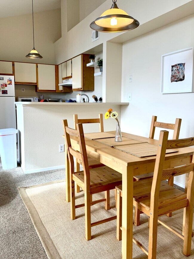 Foto del edificio - Fabulous Third Floor Two Bedroom With Views!