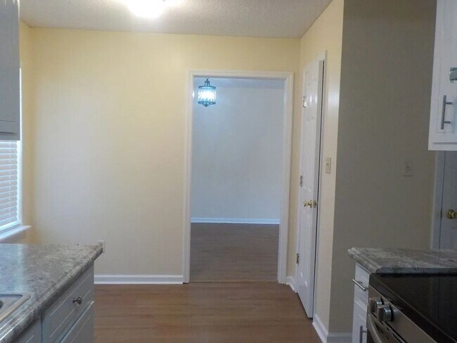 Foto del edificio - BEAUTIFUL HOUSE COMING AVAILABLE