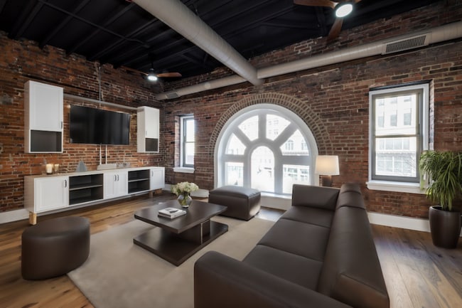 Building Photo - 828 Huron Rd E