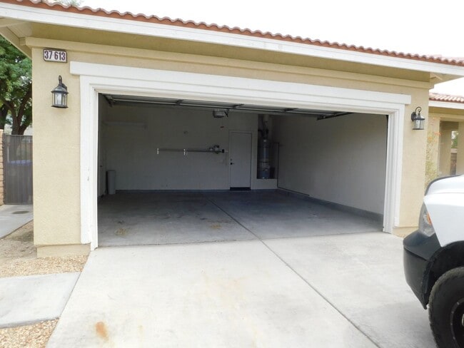 Building Photo - NICE 4 BED/2 BATH HOME IN GATED COMMUNITY
