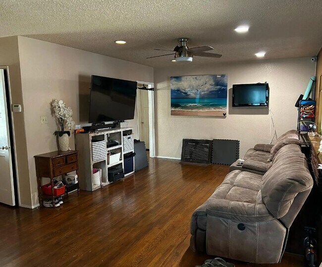 Foto del edificio - 14435 Studebaker Rd
