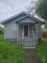 Building Photo - 206 N Cedar St
