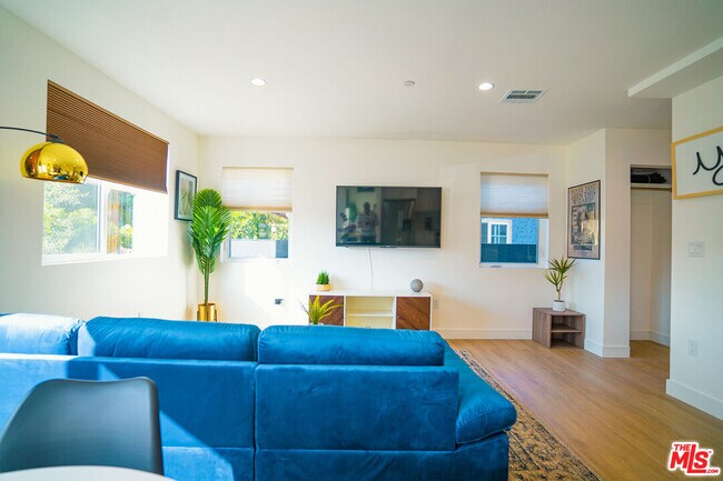 Foto del edificio - 3524 S Bronson Ave