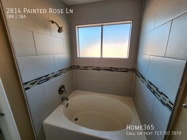 Foto del edificio - This Henderson home is perfect for your fa...