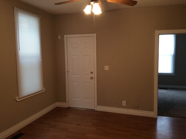 Building Photo - Near Downtown 2 BR home
