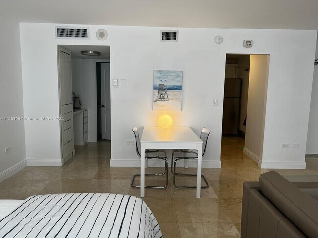 Foto del edificio - 5555 Collins Ave