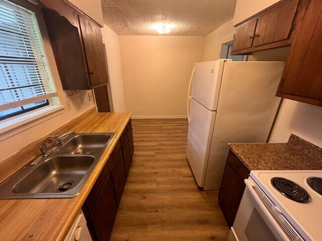 Foto del edificio - 5243 Donlyn Ln
