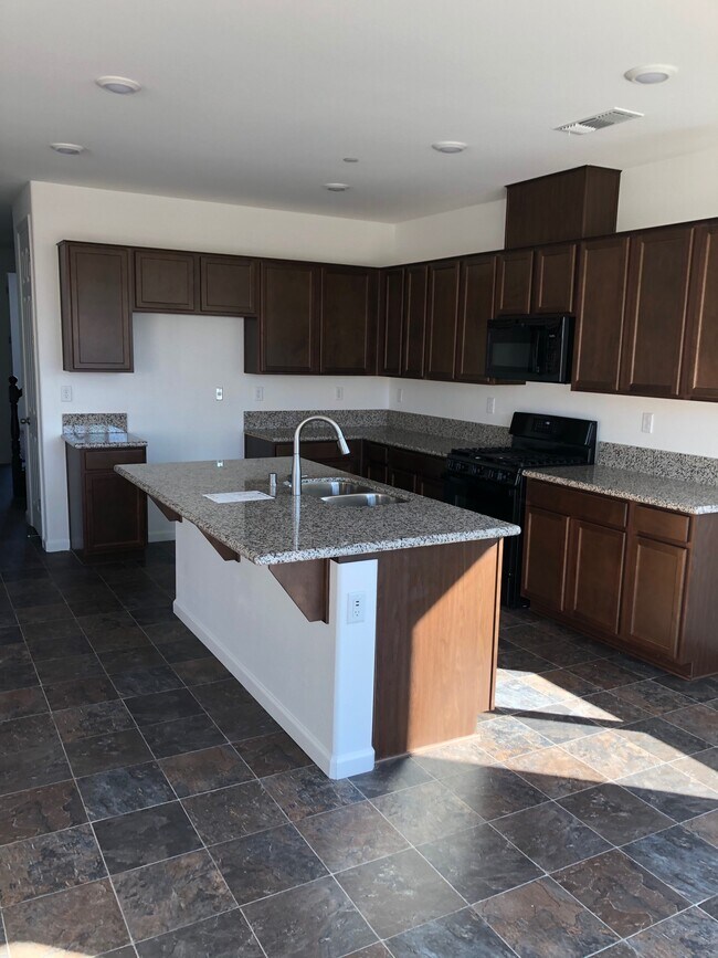 Building Photo - 4864 Lantana Dr