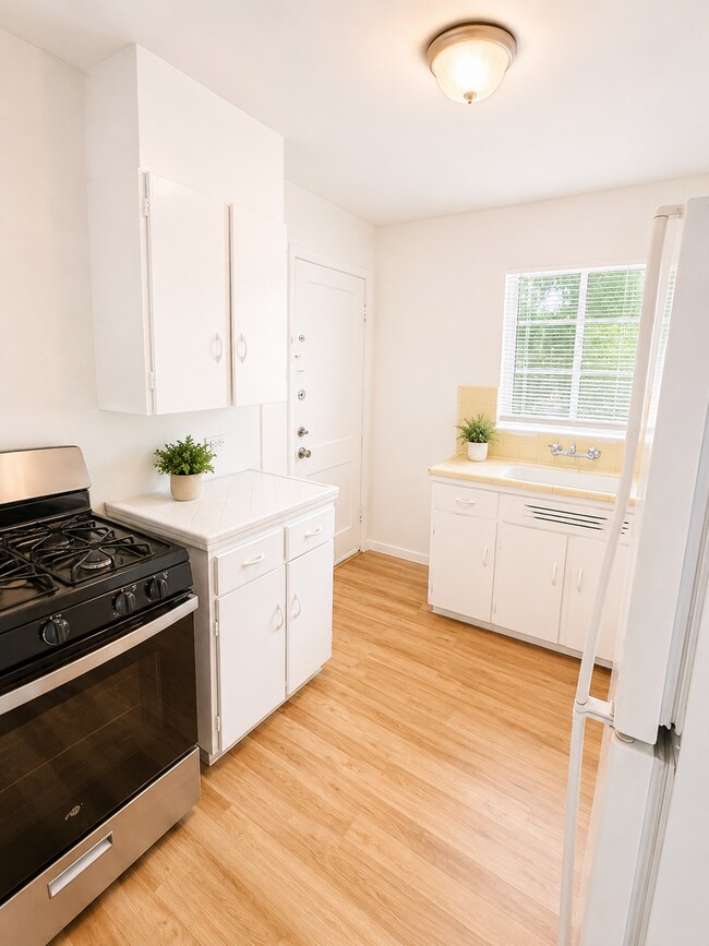 Foto del edificio - Bright and Spacious 1-Bedroom Near St. Mary’s and Woodlawn Lake