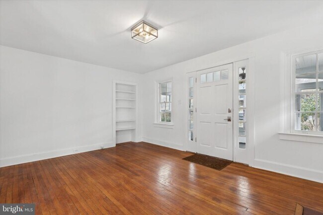 Foto del edificio - 232 Forrest Ave