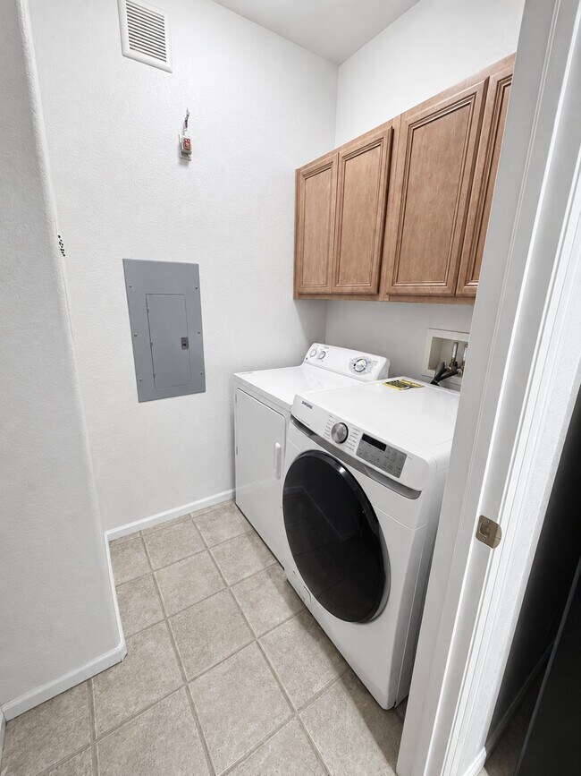Building Photo - 15700 E Jamison Dr
