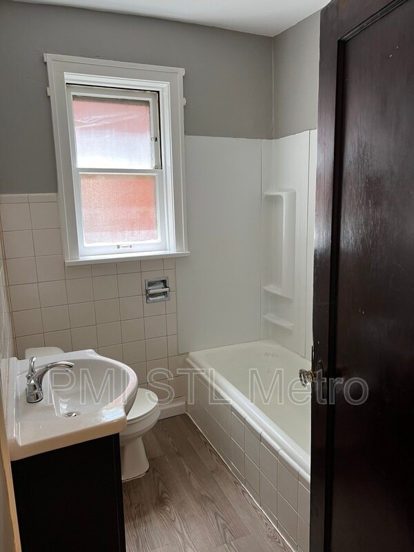 Foto del edificio - 4018-4020 Hydraulic Ave