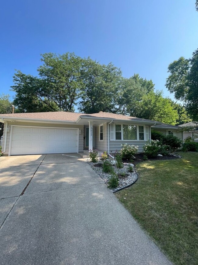 Building Photo - Three Bedroom Home in Kalamazoo