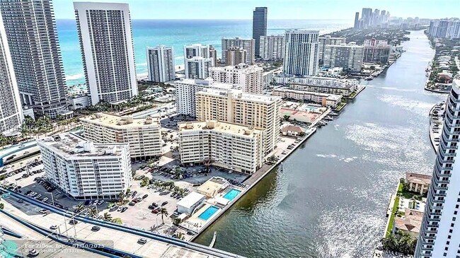 Building Photo - 1817 S Ocean Dr