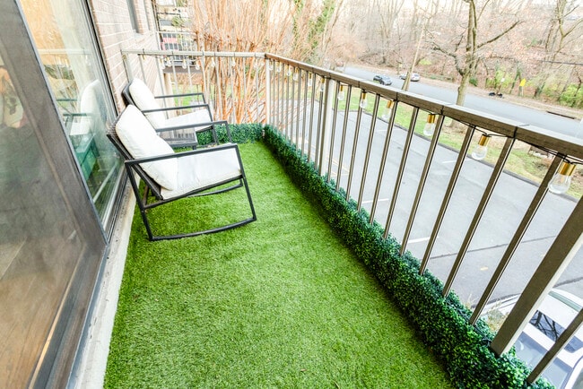 Building Photo - 575 Thayer Ave