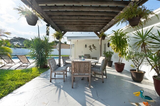 Building Photo - 6390 Plunkett St