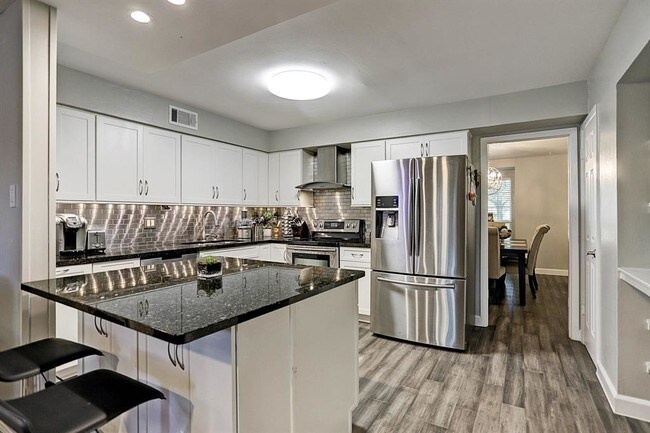 Building Photo - 10301 Briar Forest Dr
