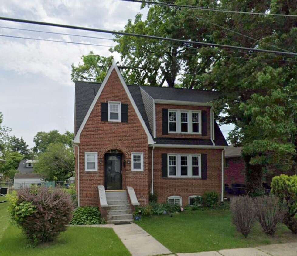 Lovely 4 BR/2.5 BA Single-Family Home in D... - Lovely 4 BR/2.5 BA Single-Family Home in D...