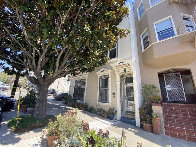 Building Photo - 3 bedroom in San Francisco CA 94114