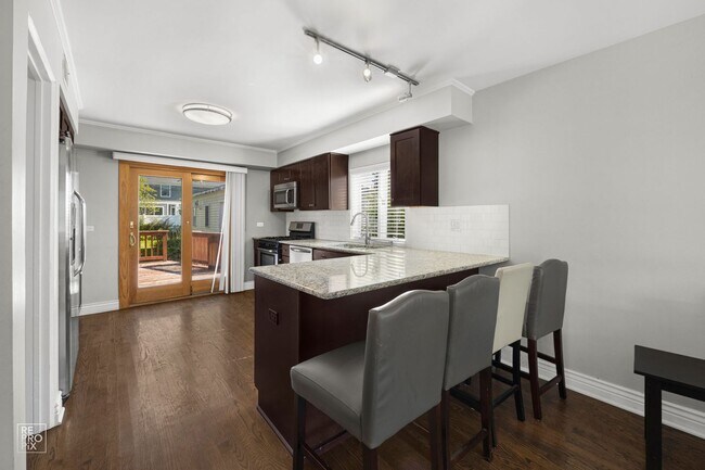 Foto del edificio - Elmhurst Three Bedroom Home with Fenced Yard and Detached Garage