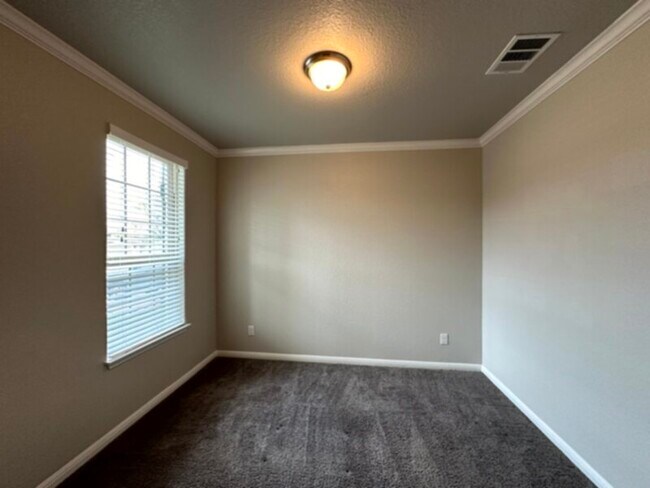 Building Photo - 3BR 2Bath
