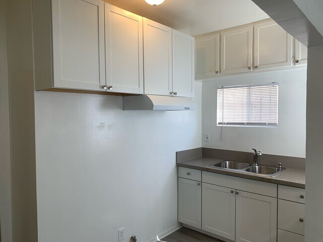 Remodeled Kitchen - 5318 Ruthelen St